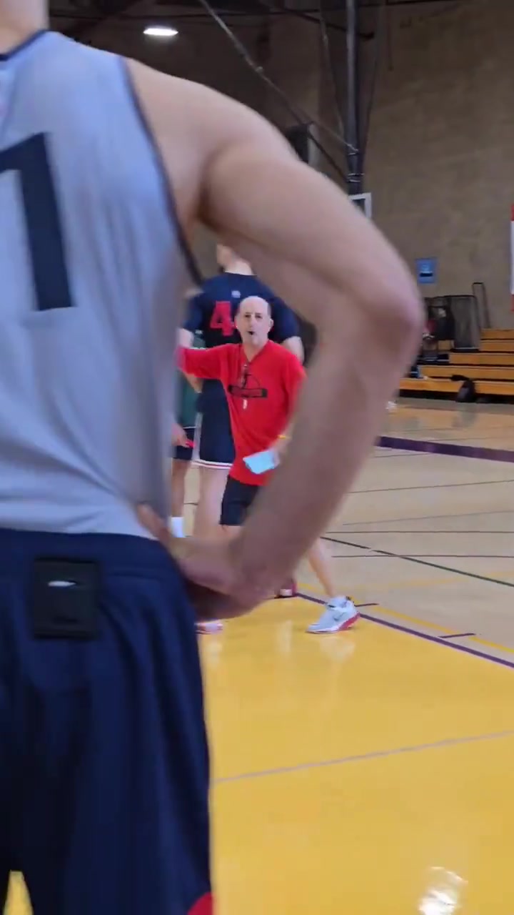 登哥认真听讲范甘迪给