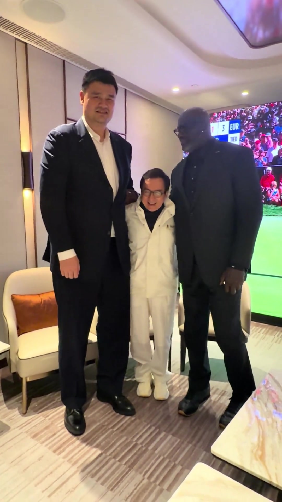 和姚明与成龙合影奥尼